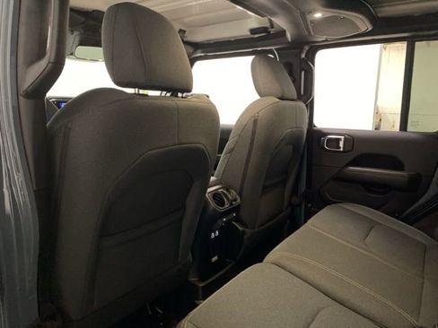 Used 2025 Jeep Wrangler Unlimited Sahara w/ Safety Group AWD/4WD image 19