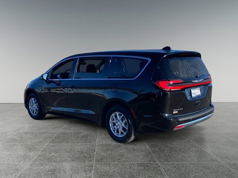 Used 2024 Chrysler Pacifica Touring image 3