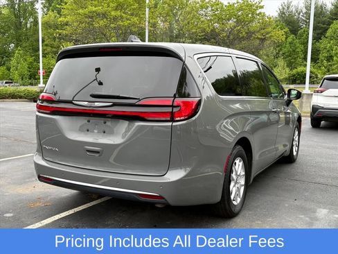Used 2023 Chrysler Pacifica Touring-L FWD image 5