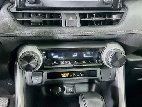 Used 2019 Toyota RAV4 LE FWD image 22