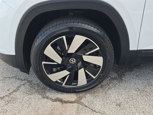 Used 2025 Volkswagen Atlas Cross Sport SE image 9