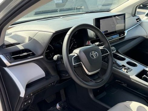 Used 2025 Toyota Sienna XLE FWD image 11