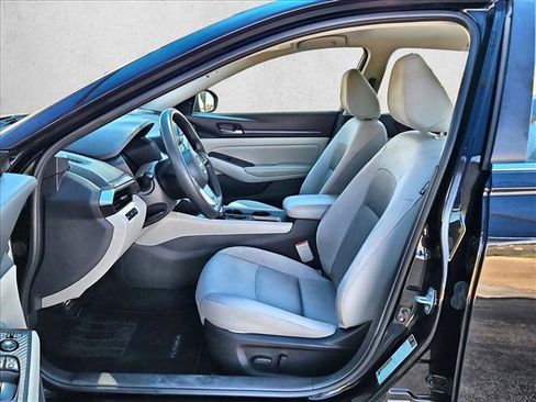 Used 2025 Nissan Altima 2.5 SV FWD image 15