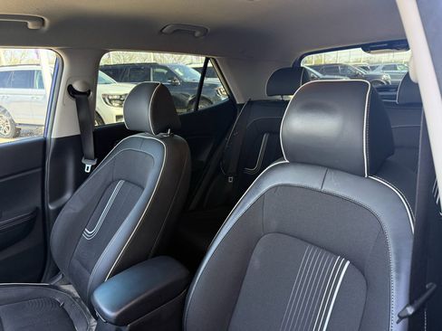 Used 2023 Hyundai Venue Limited image 9