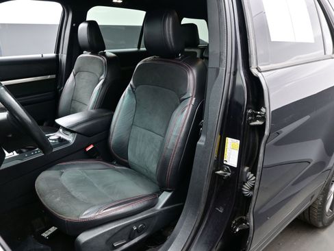 Used 2019 Ford Explorer XLT w/ Equipment Group 202A image 12