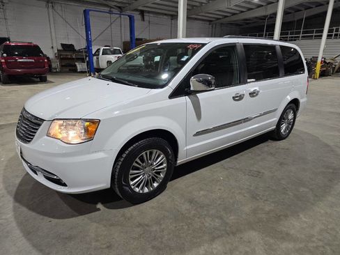 Used 2016 Chrysler Town & Country Touring-L w/ Driver Convenience Group FWD image 2
