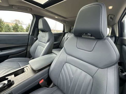 Used 2024 Nissan Ariya PLATINUM+ image 18