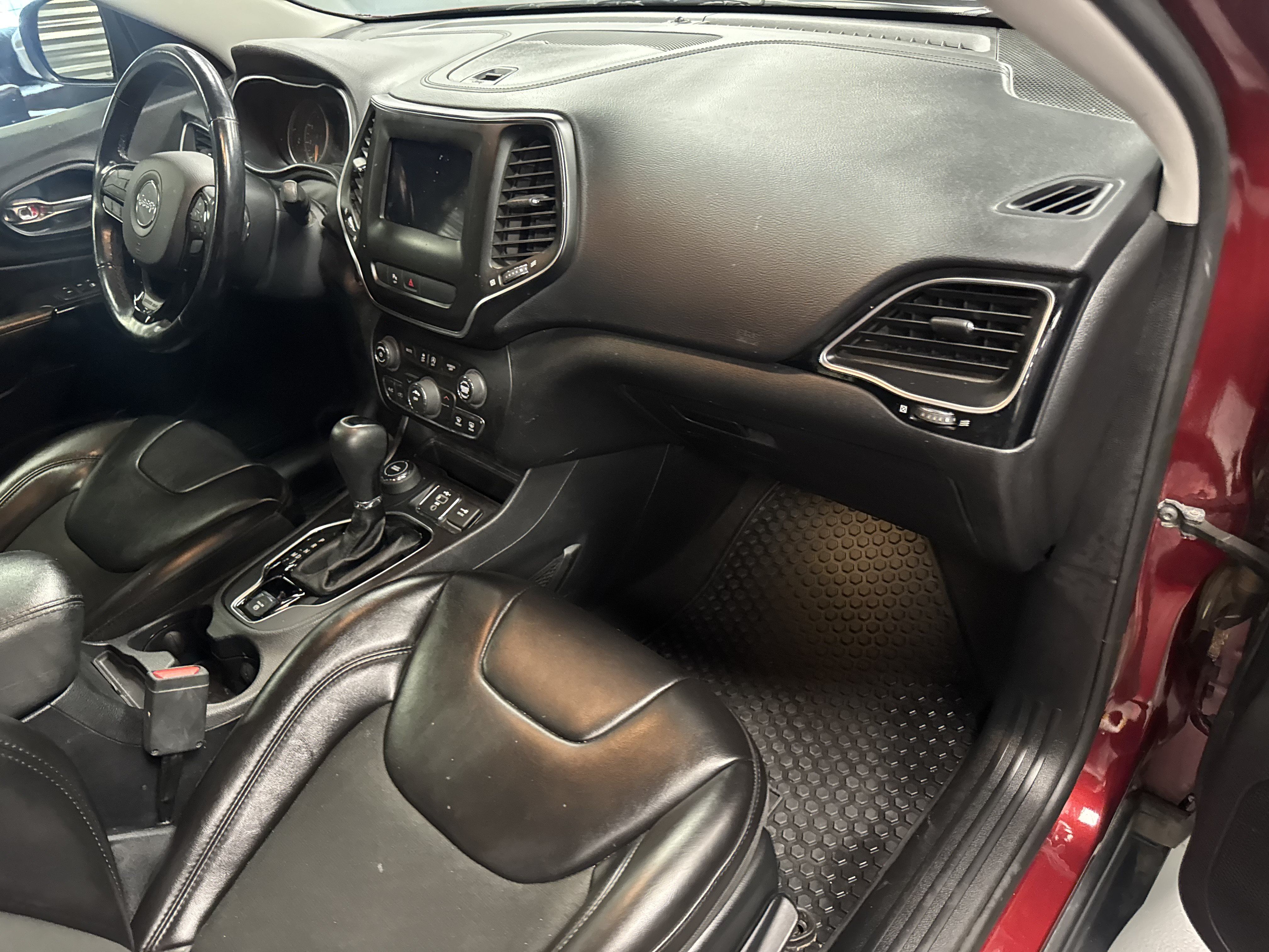 Used 2020 Jeep Cherokee Latitude Plus AWD/4WD image 17
