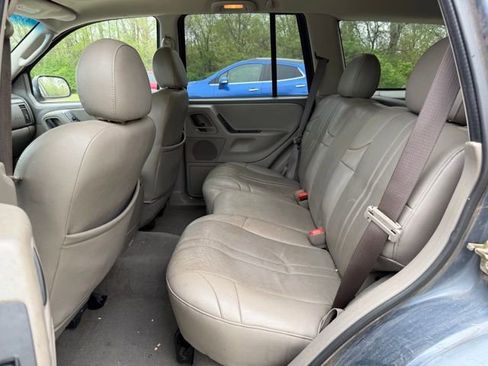 Used 2004 Jeep Grand Cherokee Laredo w/ Cold Weather Group AWD/4WD image 9