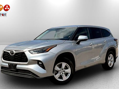 Used 2024 Toyota Highlander LE image 1