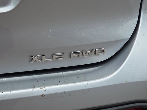 Used 2020 Toyota Highlander XLE AWD/4WD image 32