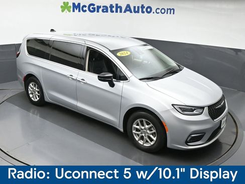 Used 2024 Chrysler Pacifica Touring-L image 3