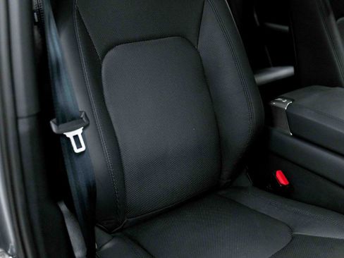 Used 2023 Land Rover Defender 130 SE image 77