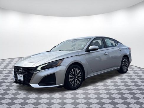 Used 2024 Nissan Altima 2.5 SV w/ SV Premium Package FWD image 3
