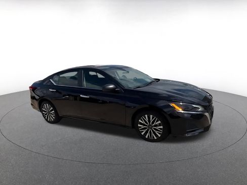 Used 2025 Nissan Altima 2.5 SV FWD image 2