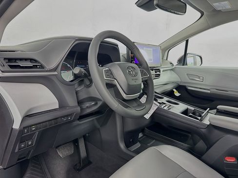 New 2026 Toyota Sienna XLE image 11