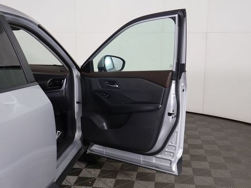 Used 2022 Nissan Rogue SV AWD/4WD image 17