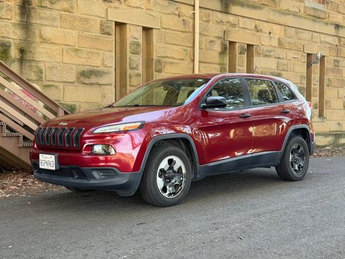 Used 2016 Jeep Cherokee Sport FWD image 31