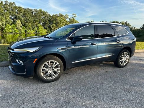 Used 2023 Buick Enclave Essence w/ Experience Buick Package FWD image 2