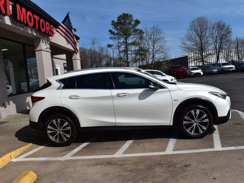 Used 2017 INFINITI QX30 AWD image 6