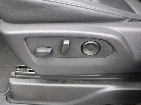 Used 2025 Chevrolet Suburban Z71 image 29