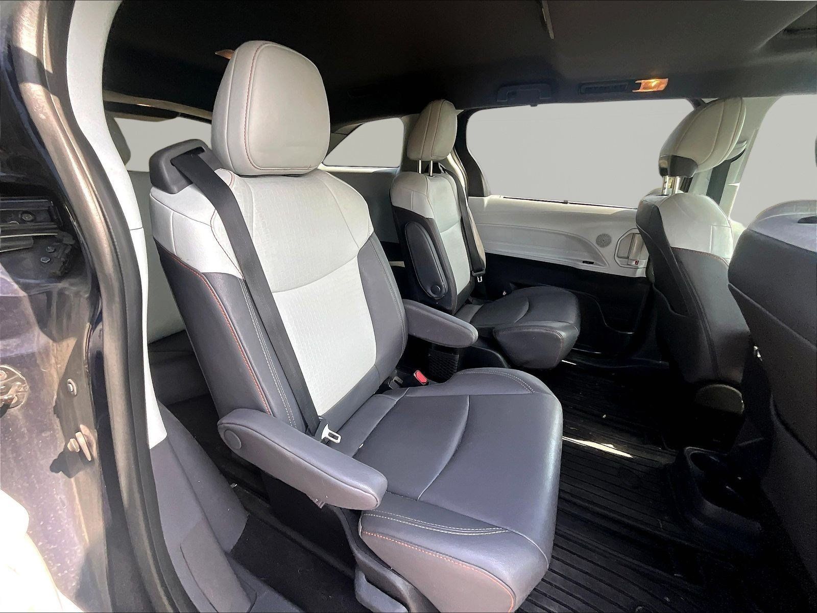 Used 2023 Toyota Sienna XSE FWD image 25