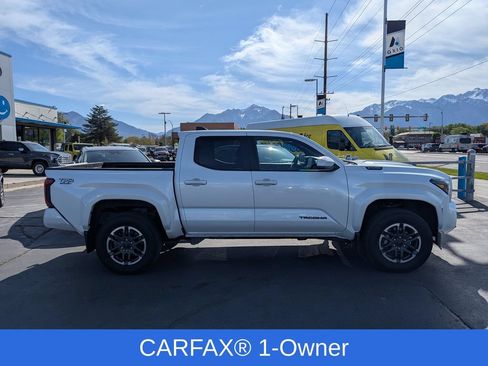 Used 2025 Toyota Tacoma TRD Sport AWD/4WD image 2