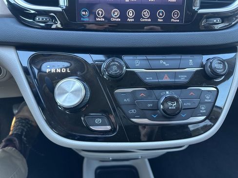 Used 2018 Chrysler Pacifica Touring-L image 21
