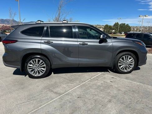 Used 2023 Toyota Highlander Platinum image 10