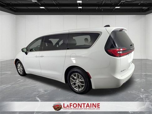 Certified 2026 Chrysler Pacifica Select image 3