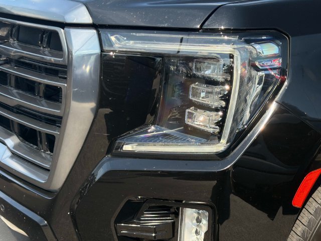 Used 2022 GMC Yukon XL AT4 w/ AT4 Premium Package AWD/4WD image 9