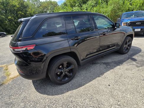 Used 2024 Jeep Grand Cherokee Limited w/ Black Appearance Package AWD/4WD image 8
