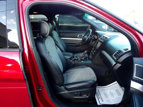 Used 2017 Ford Explorer XLT w/ Equipment Group 202A image 21