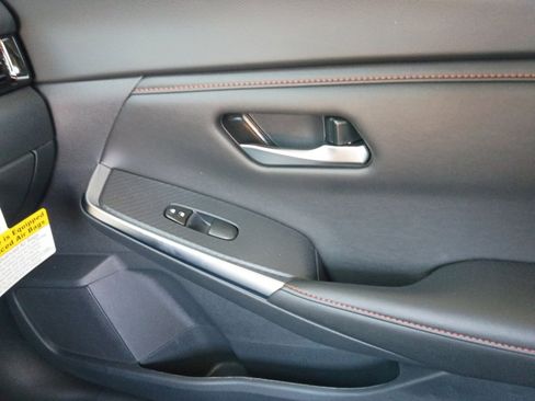 Used 2025 Nissan Sentra SR FWD image 31
