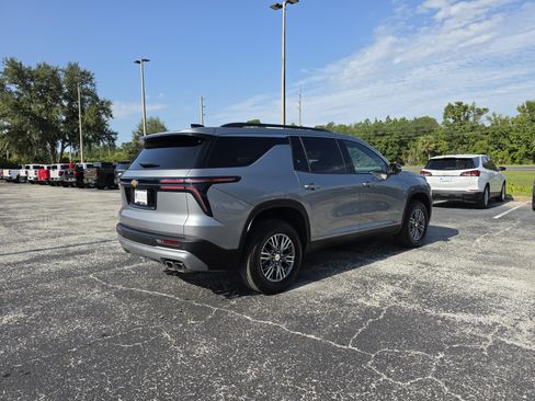 Used 2025 Chevrolet Traverse LT FWD image 5
