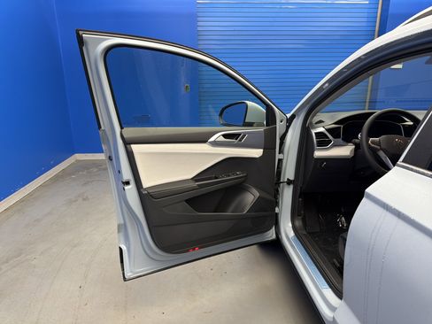 New 2026 Volkswagen Taos SE image 10