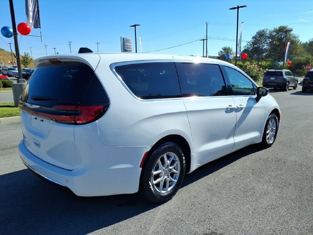 Used 2024 Chrysler Pacifica Touring-L FWD image 6