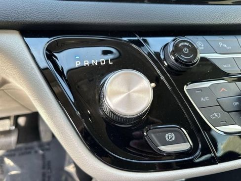 Used 2023 Chrysler Pacifica Touring-L FWD image 20