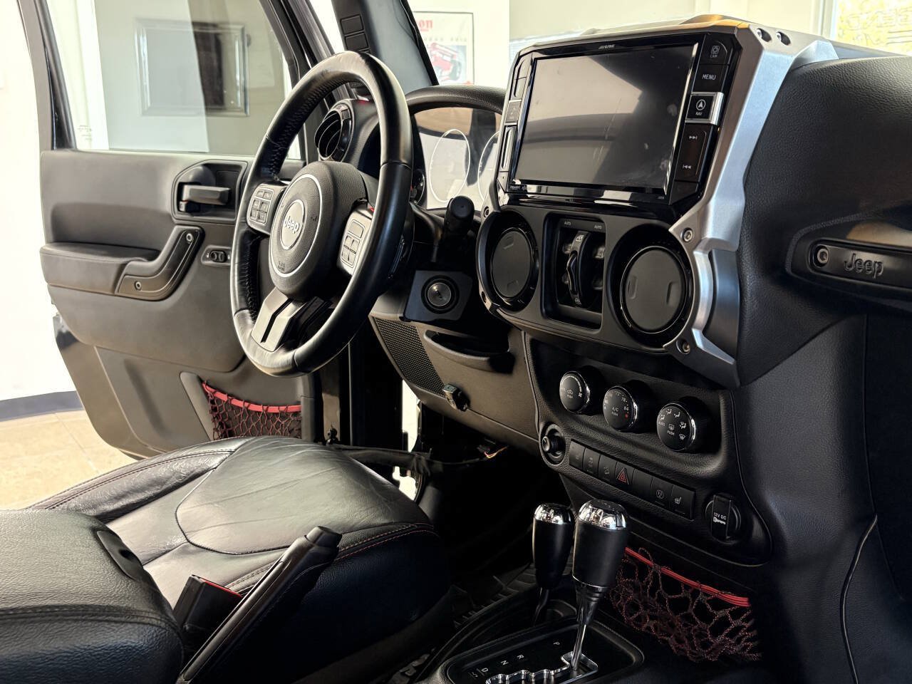 Used 2017 Jeep Wrangler Unlimited Rubicon AWD/4WD image 32