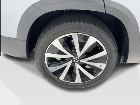 Used 2023 Volkswagen Taos SE w/ Panoramic Sunroof Package FWD image 16