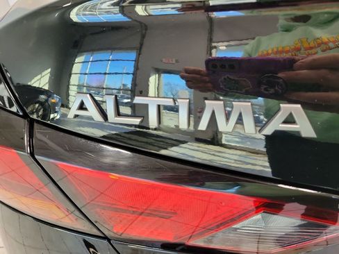 Used 2024 Nissan Altima 2.5 SV image 9