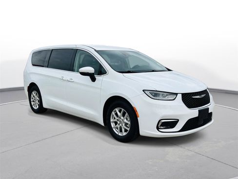 Used 2023 Chrysler Pacifica Touring-L image 2