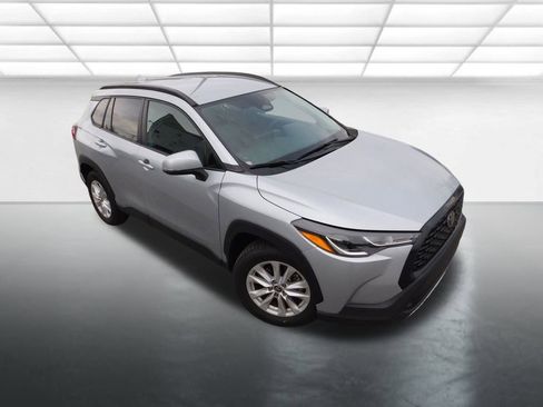 Used 2023 Toyota Corolla Cross LE image 2