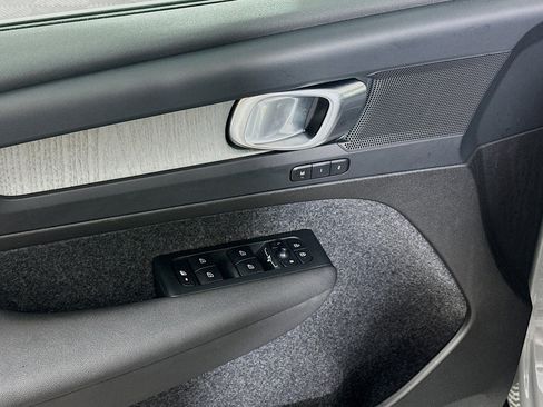 Used 2025 Volvo XC40 B5 Plus image 15