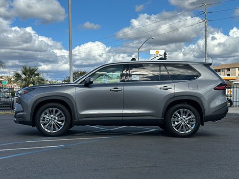 New 2026 Toyota Grand Highlander Platinum image 2