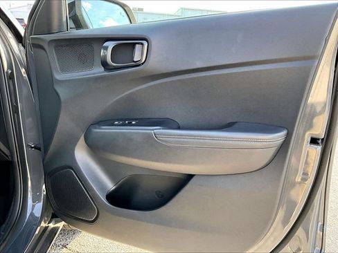 Used 2024 Hyundai Venue Limited FWD image 12