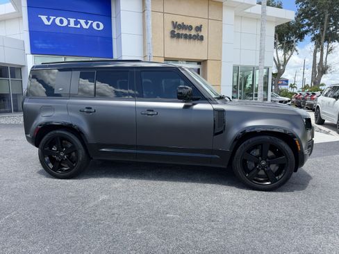 Used 2024 Land Rover Defender 110 X-Dynamic SE AWD/4WD image 2