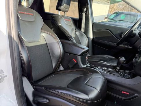 Used 2020 Jeep Cherokee Trailhawk image 18