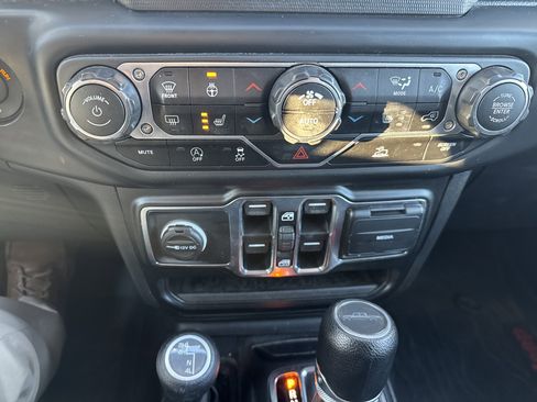 Used 2021 Jeep Gladiator Sport image 25