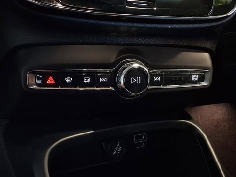 Used 2021 Volvo XC40 T4 Momentum image 21